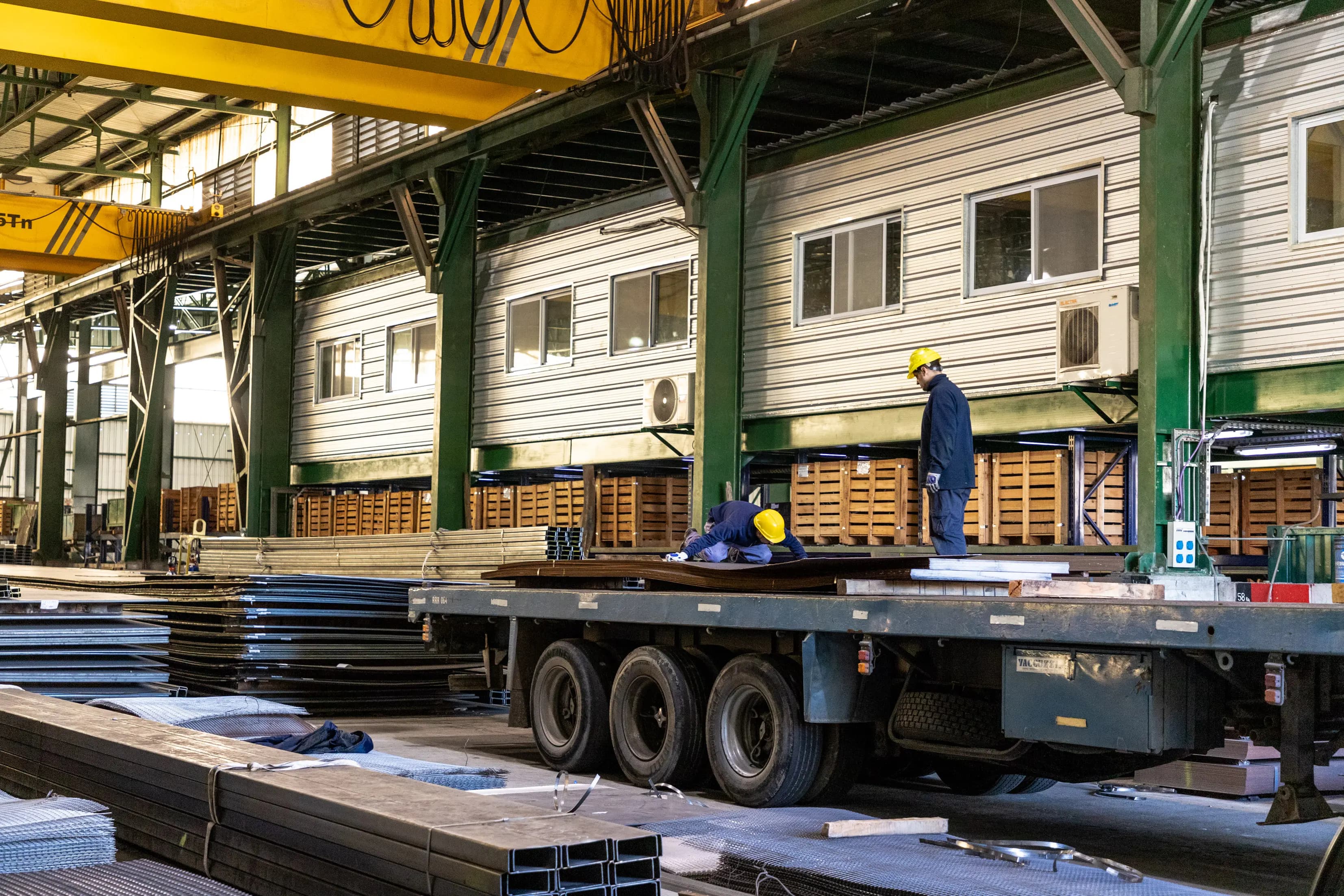 Camión dentro del galpón